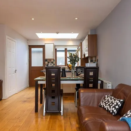 Coastal Town House Beside Train And Buses Only 5 Kilometers From Centre * Blackrock (Dublin)