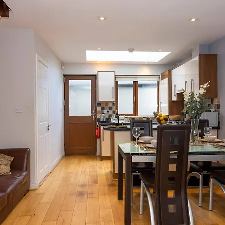 Coastal Town House Beside Train And Buses Only 5 Kilometers From Centre Casa vacanze Blackrock (Dublin)