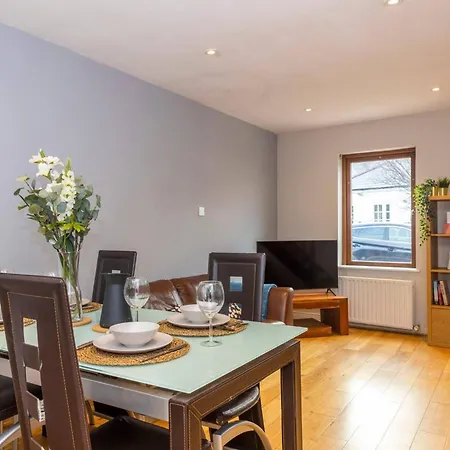 Coastal Town House Beside Train And Buses Only 5 Kilometers From Centre