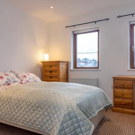 Coastal Town House Beside Train And Buses Only 5 Kilometers From Centre *