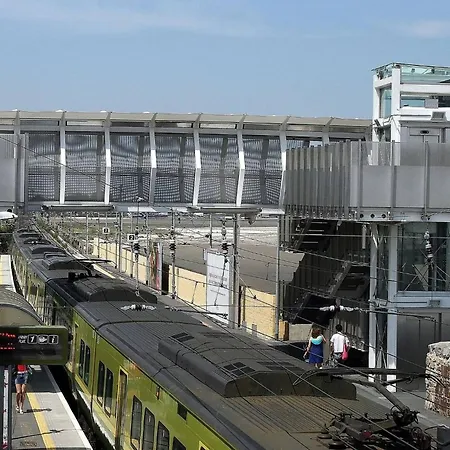 Coastal Town House Beside Train And Buses Only 5 Kilometers From Centre